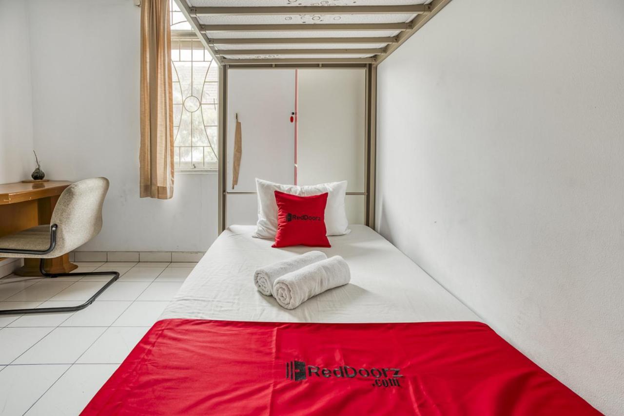 Reddoorz Hostel @ Feliz Noche Cengkareng Jakarta Kültér fotó